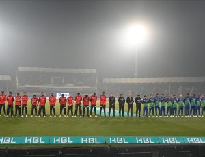 Pakistan’da kriket maçı, depremlerde hayatını kaybedenler için saygı duruşuyla başladı