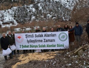 Su kuşları için baraj gölü kıyısına yem bıraktılar