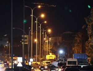 Depremlerin ardından Kahramanmaraş’da sokak lambalarına elektrik verildi