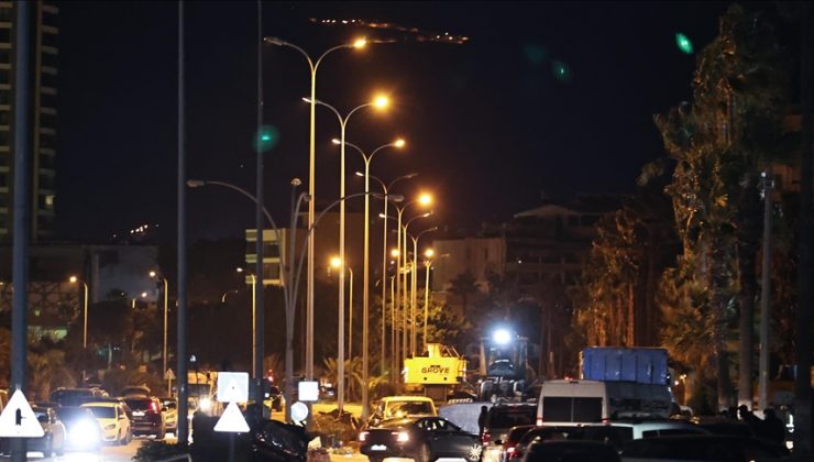 Depremlerin ardından Kahramanmaraş’da sokak lambalarına elektrik verildi