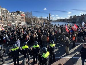 Amsterdam’da konut sıkıntısı ve yüksek kiralar protesto edildi