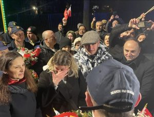Polonyalı kurtarma ekipleri Türkiye’den Varşova’ya dönüşte alkışlarla karşılandı