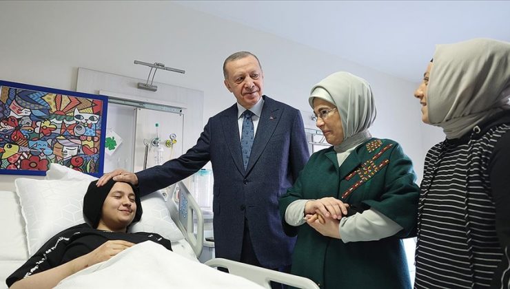 Cumhurbaşkanı Erdoğan Ankara’da tedavi gören depremzedeleri ziyaret etti