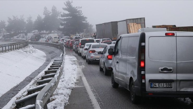 Bursa-İstanbul kara yolunda kar yoğunluğu