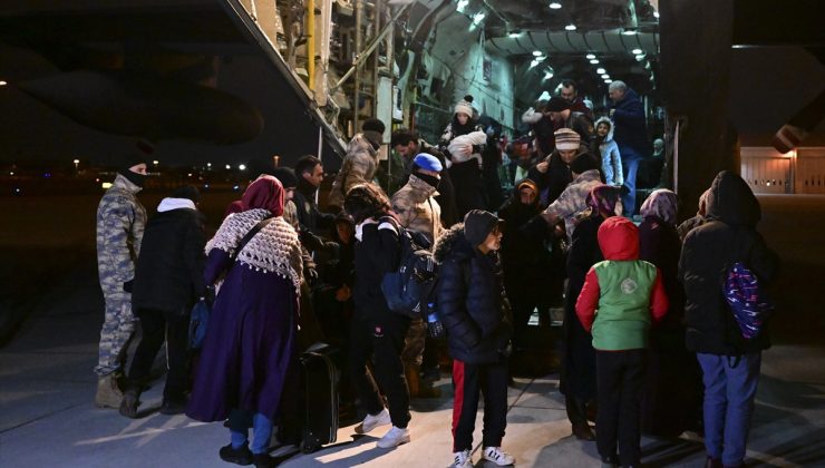 Mehmetçik, depremzedeleri kargo uçağıyla aldı