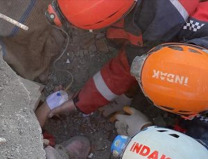 42 yaşındaki kadın depremden 222 saat sonra enkazdan kurtarıldı