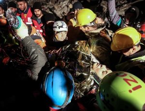 Hatay’da enkaz altında kalan kadın 136 saat sonra kurtarıldı