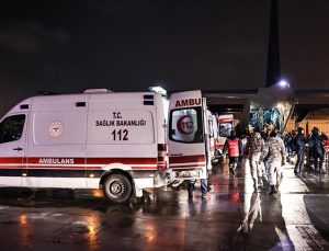 Depremde yaralanan vatandaşları taşıyan askeri uçak Atatürk Havalimanı’na indi