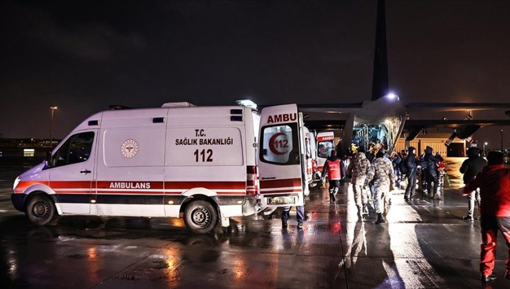 Depremde yaralanan vatandaşları taşıyan askeri uçak Atatürk Havalimanı’na indi