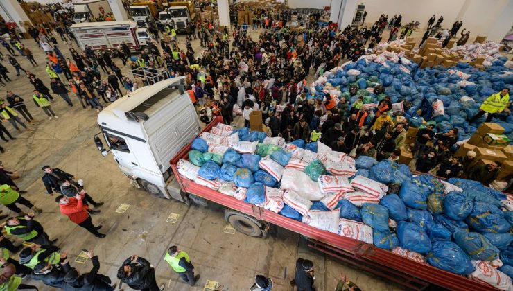 İzmir’den deprem bölgesine yardım malzemesi yağıyor