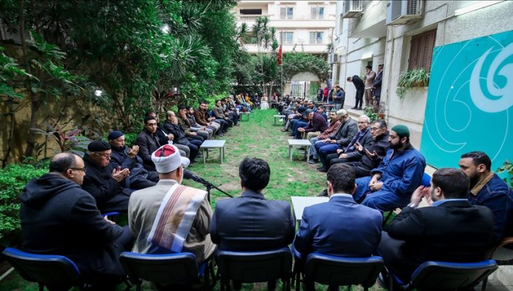 Ezher öğrencileri depremde ölenler için dua etti