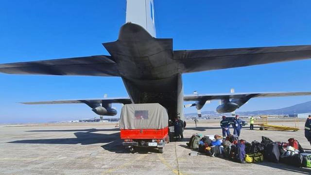 Yunanistan’dan Türkiye’ye 5 uçakla insani yardım malzemesi!