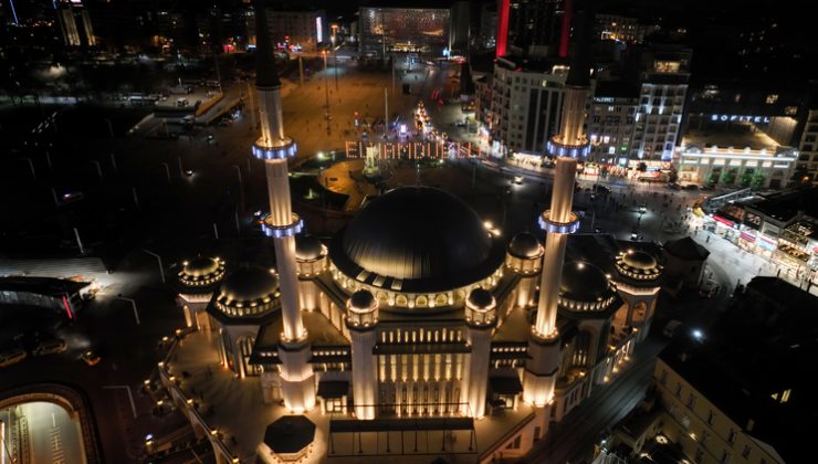 Taksim Camisi’ne Elhamdulillah yazılı ramazan mahyası asıldı