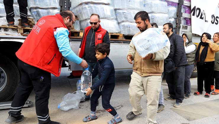 Hatay’da su ve gıda kolileri “Gezici Sosyal Market” ile ulaştırılıyor