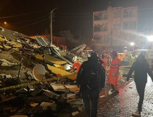 Adıyaman’da ağır hasarlı bina kendiliğinden çöktü