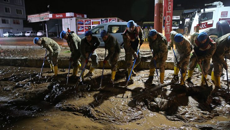 Selden etkilenen Şanlıurfa’da askerler temizlik yaptı