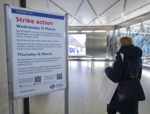 İngiltere’de yüz binlerce çalışan greve gitti