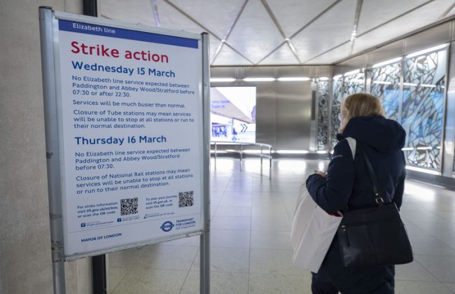 İngiltere’de yüz binlerce çalışan greve gitti