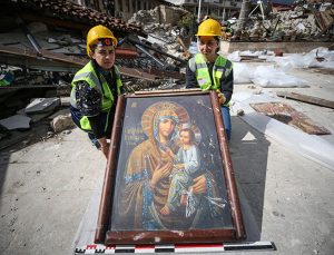 Depremde yıkılan kilisenin enkazından çok sayıda ikona ve İncil çıkarıldı