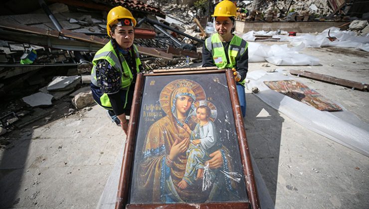 Depremde yıkılan kilisenin enkazından çok sayıda ikona ve İncil çıkarıldı