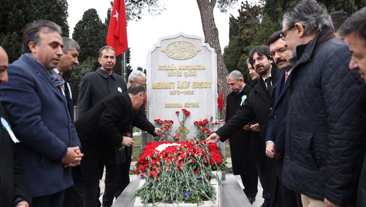 Milli şair Mehmet Akif Ersoy kabri başında anıldı