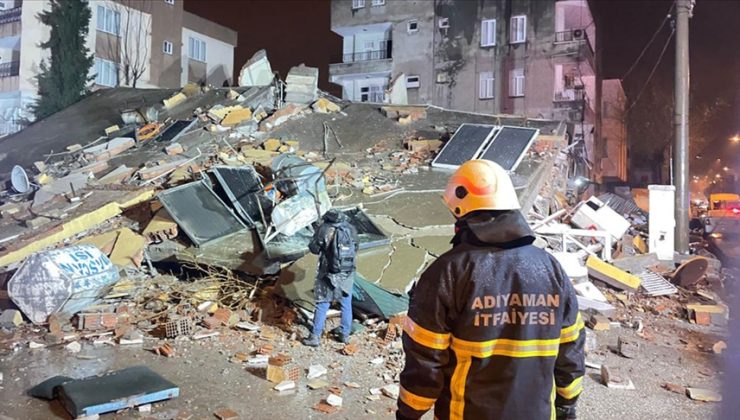 Adıyaman’da ağır hasarlı 3 katlı bina kendiliğinden çöktü