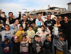 Beşiktaş taraftarının gönderdiği oyuncaklar depremzede çocuklara ulaştı