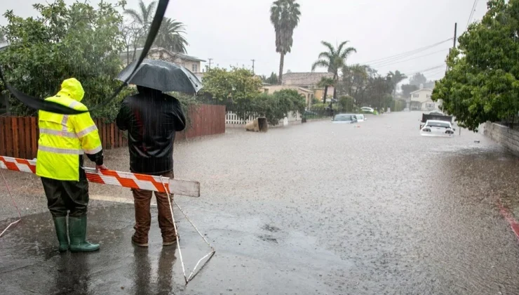 California’yı sular altında bırakan fırtınada 2 kişi öldü