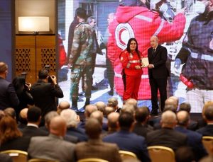Cezayir Cumhurbaşkanı’ndan Türkiye’de arama kurtarma çalışmalarına katılan ekiplere ödül