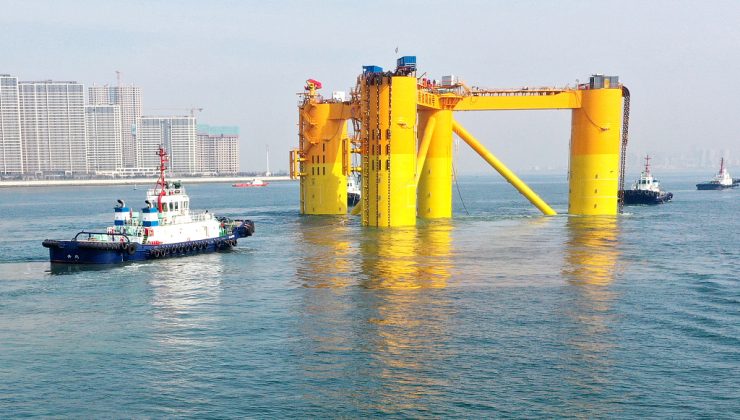 Çin’in ilk derin deniz yüzer rüzgar enerjisi platformu denize açıldı