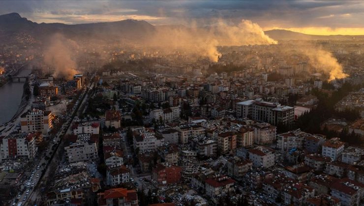 Depremlerde hasar görüp yıkımına başlanan 7 katlı bina çöktü