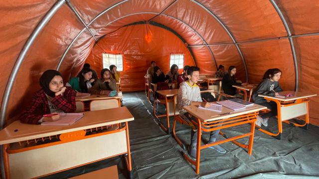 Deprem bölgesinde sınava hazırlanan öğrenciler için kurslar açıldı