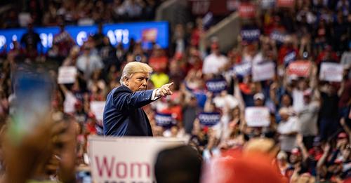 Trump ilk kampanya mitinginde hakkındaki soruşturmaları hedef aldı