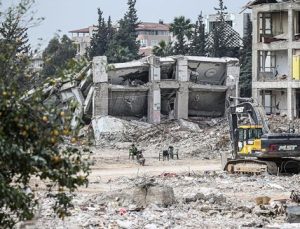 Hatay’da enkaz kaldırma ve yıkım çalışmaları sürüyor