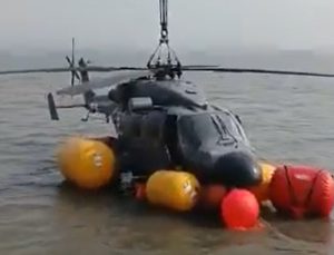 Askeri helikopter okyanusa acil iniş yaptı