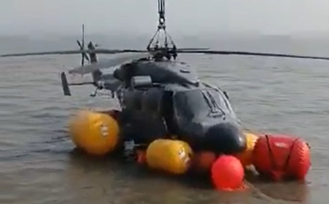 Askeri helikopter okyanusa acil iniş yaptı