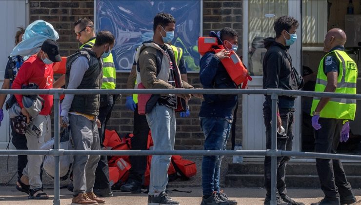 İngiltere, düzensiz göçmenleri sınır dışı etmeyi planlanıyor