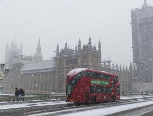 İngiltere soğuk havanın etkisinde: Uçuşlar iptal, okullar tatil