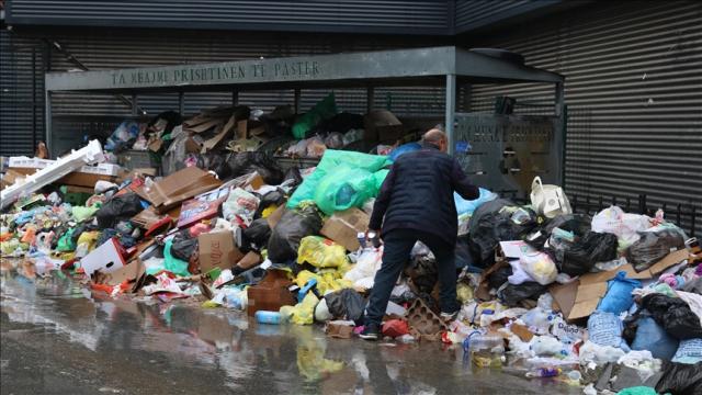 Kosova’da sokaklar çöp yığınlarıyla doldu