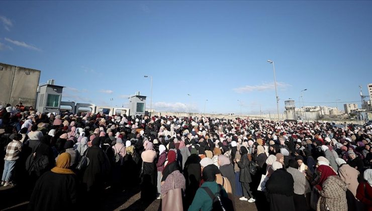 İsrail cuma namazı öncesi Batı Şeria’daki Filistinlilerin Kudüs’e girişini kısıtladı