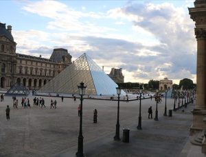 Paris’te kültür sektörü çalışanları Louvre Müzesi’nin girişlerini kapattı