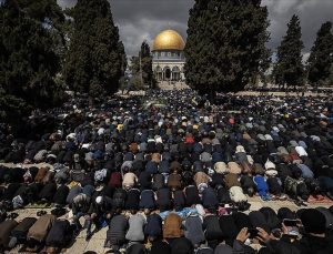 Ramazan ayının ikinci cuma namazında on binlerce kişi Mescid-i Aksa’da saf tuttu