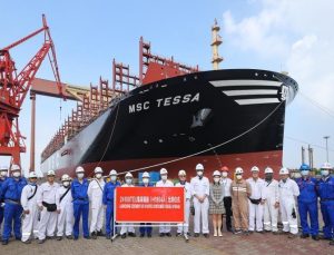 Dünyanın en büyük konteyner gemisi MCS’ye teslim edildi