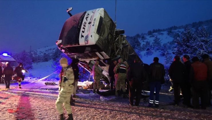 Erzincan’da yolcu otobüsü devrildi, 2 kişi öldü, 21 kişi yaralandı