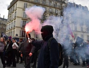 Fransa’da göstericiler Paris Havalimanı’nın girişini kapattı