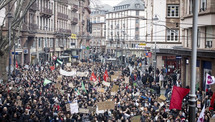 Fransa’da emeklilik reformu karşıtı kitlesel grevlerin 10’uncusu düzenleniyor