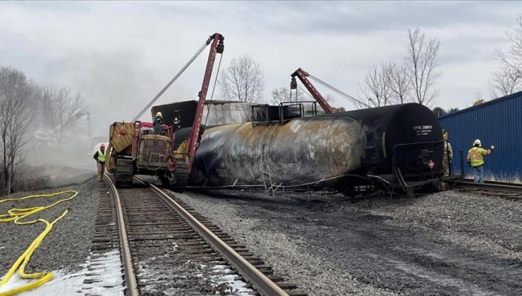 Çevre felaketine neden olan Ohio’daki tren kazası için şirketin üst yöneticisi özür diledi