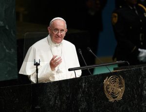 Papa Francis’in giydiği mont gündem oldu