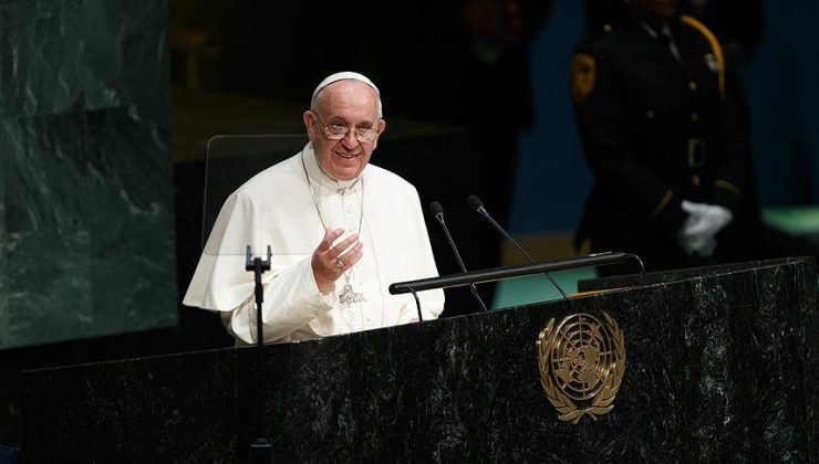 Papa Francis’in giydiği mont gündem oldu