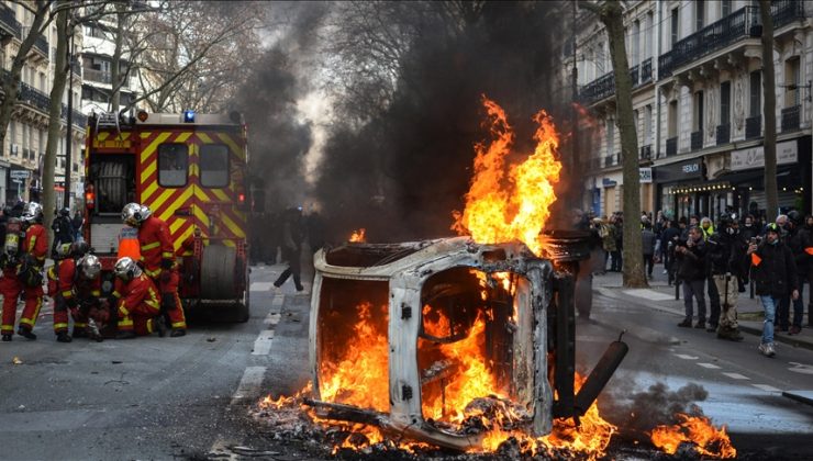 Fransa’da muhalefet, hükümete karşı ayaklandı